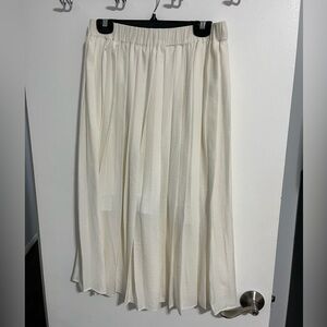 H&M white pleated skirt